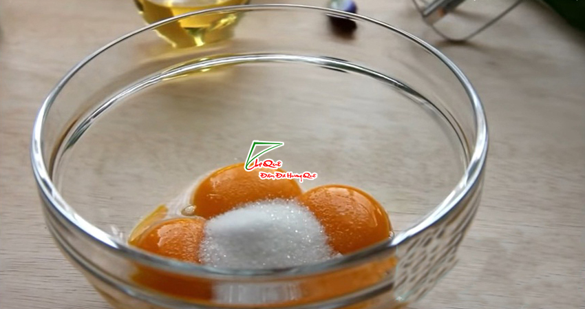 Đ&aacute;nh trứng g&agrave; l&agrave;m caramen